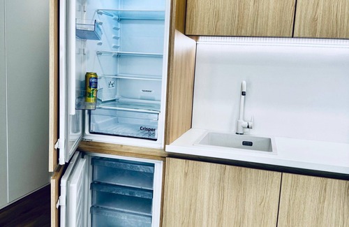 Peres Apartment | Modern Flat with Free Parking 10mins on bus to City Centre 1min walk to Bus stop