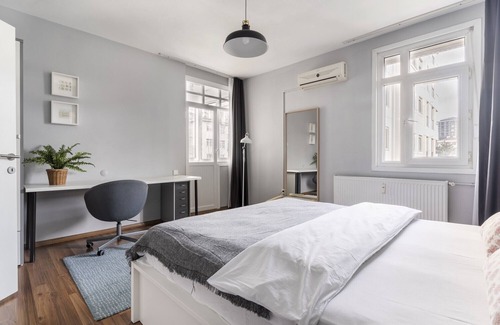 Goztepe Apartment | Modern Flat with Terrace on Bagdat Avenue