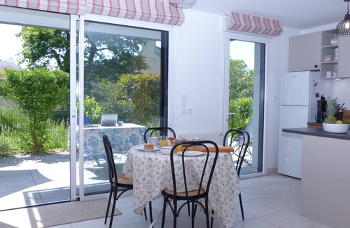 Arradon Apartment | Modern flat with terrace, close to the sea