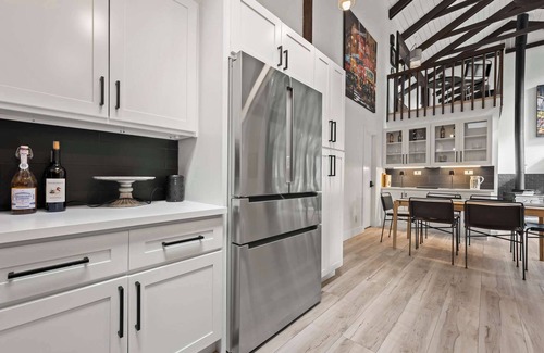 Artondale House | Modern Forest Retreat: Dog Friendly, Scenic Views
