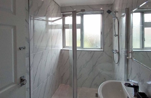 Newcastle-Under-Lyme House | Modern Fully Furnished 3BR House-free Parking
