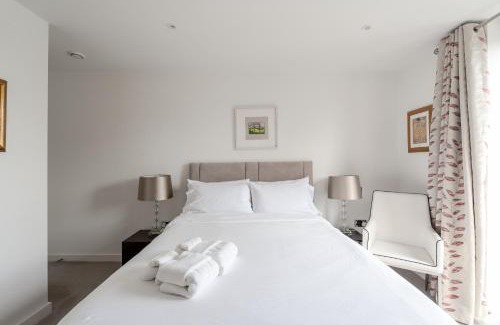 Colville Apartment | Modern, fully furnished apartment with ensuite, private balcony and elevator in Notting Hill