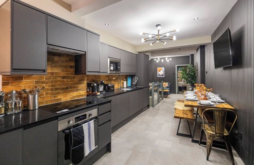 Kings Cross St. Pancras House | Modern & Funky 3-BR Duplex with Games Room & Sauna