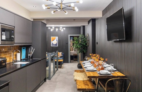 Kings Cross St. Pancras House | Modern & Funky 3-BR Duplex with Games Room & Sauna