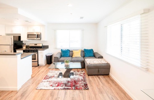 Wilshire Apartment | Modern Furnished 1-Bedroom with Free Parking in Koreatown close to DT LA
