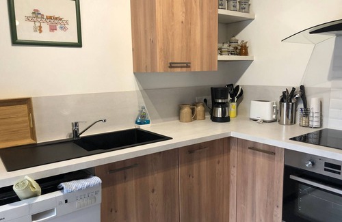 Ecommoy Cottage | Modern Gîte near Le Mans: Garden, Wi-Fi, 4 Bedrooms, 3 Baths, Accessible, Ideal for Professionals