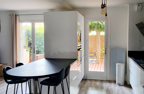 Toulon Apartment | Modern garden apartment