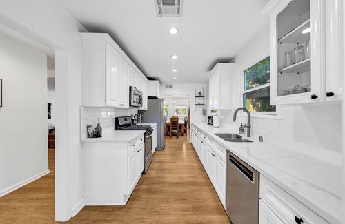 Winnetka House | Modern Gated 4BR Home w/Bar, BBQ, Private Parking
