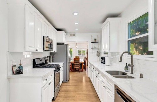 Winnetka House | Modern Gated 4BR Home w/Bar, BBQ, Private Parking