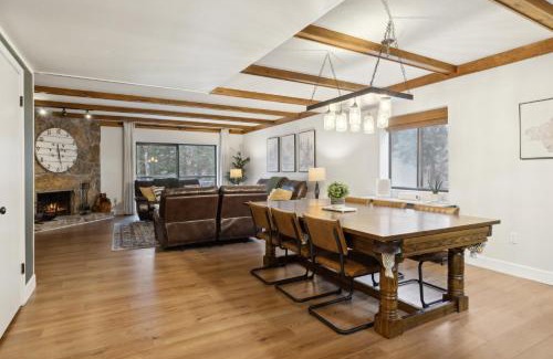 Chalet Village House | Modern Gatlinburg Condo with Pool Table, Balcony & Access to 3 Pools