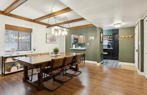 Chalet Village House | Modern Gatlinburg Condo with Pool Table, Balcony & Access to 3 Pools