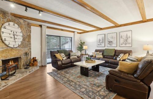 Chalet Village House | Modern Gatlinburg Condo with Pool Table, Balcony & Access to 3 Pools