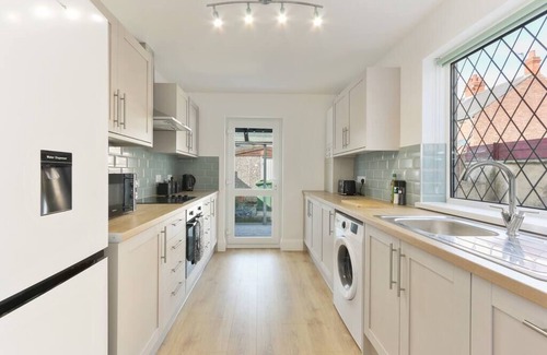 Grimsby House | Modern home near Alexandra Dock