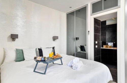 Herzliya Pituach Apartment | Modern Gem with Stunning Balcony by Sea N' Rent