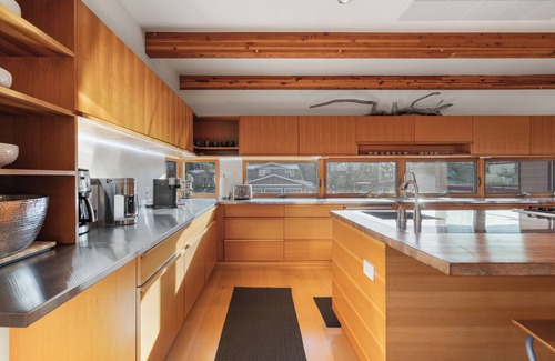 Alyeska House | Modern Girdwood House w/Hot Tub, Sauna, and Fire Place