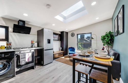 Bounds Green Apartment | Modern Glam - 2BR Apartment in London
