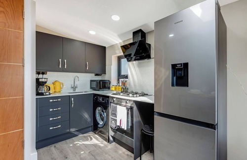 Bounds Green Apartment | Modern Glam - 2BR Apartment in London