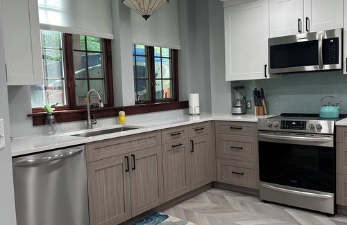 Glen Arbor Apartment | Modern Glen Arbor studio apartment with beautiful full kitchen and laundry room.