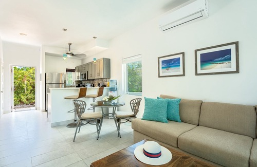 The Bight Villa | Modern Grace Bay villa with Pool 3 mins walk to Beach & Reef Sleeps 4 ,Gardens