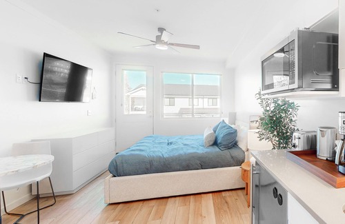 Fraser Condo | Modern ground-floor studio with mountain view, kitchenette & parking