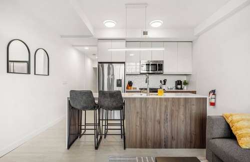 Sunnyside Apartment | Modern Ground-Level Suite UG Parking, AC, C-Train