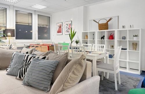 Tranke Apartment | Modern Group Retreat for 20