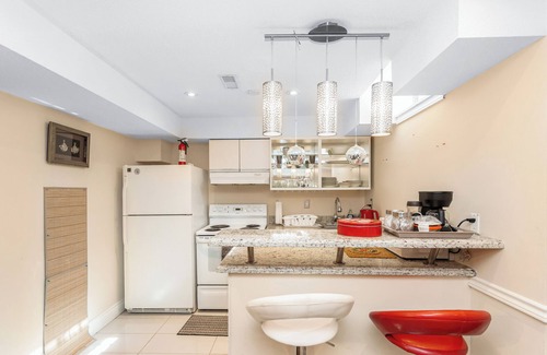 East Credit Apartment | Modern Guest Suite - Comfort for 5 - Free Parking