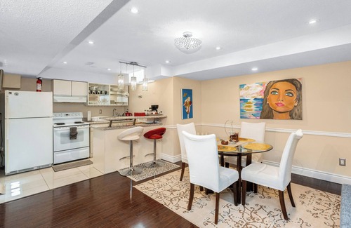 East Credit Apartment | Modern Guest Suite - Comfort for 5 - Free Parking