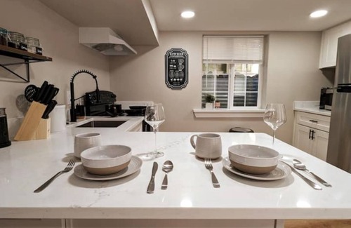 North End House | Modern Guest Suite Near Proctor w/Hot Tub & 2 King Beds