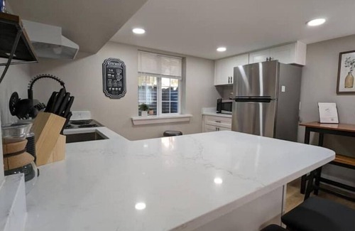 North End House | Modern Guest Suite Near Proctor w/Hot Tub & 2 King Beds
