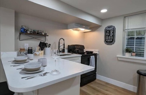North End House | Modern Guest Suite Near Proctor w/Hot Tub & 2 King Beds