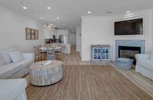 Seacrest Condo | Modern Gulf-Front, Sleeps 8, Beach Setup, Pool + Free Attraction Tickets!