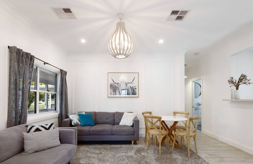 Central Mudgee House | Modern Hamptons Cottage with Outdoor Deck