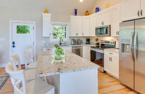 Hendersonville House | Modern Hendersonville Home Deck and Mountain Views!