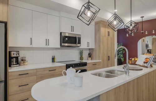 Hillhurst House | Modern Hillhurst Home, Rooftop Patio & 2 King Beds