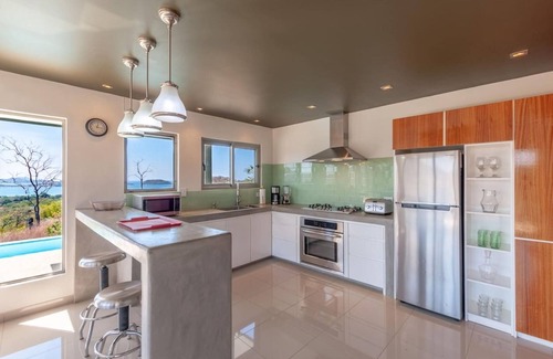 Potrero Villa | Modern Hillside Home with Sleek Interiors and Panoramic Poolside Views