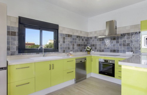 Barrio Nuevo House | Modern Holiday Home 'Casa Toria' with Private Pool, Air Conditioning
