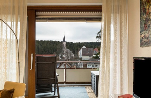 Schoenwald Apartment | Modern Holiday Apartment “Nina” with Mountain View, Balcony, Sauna & Pool