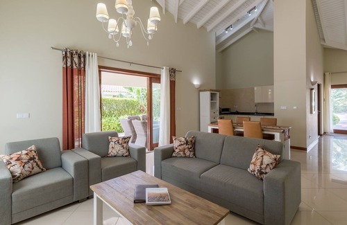 Salina House | Modern Holiday Home near Mambo Beach in Willemstad