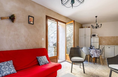 Minerve House | Modern Holiday Home in Minerve with Private Courtyard