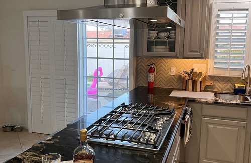 Henderson House | Modern Home 20min From the Airport