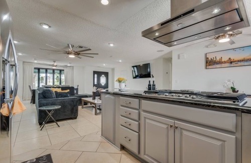 Henderson House | Modern Home 20min From the Airport