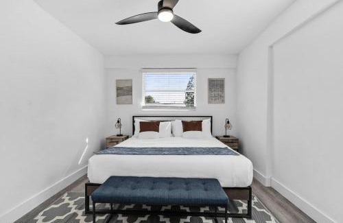 Driftwood House | Modern Home 3 Bedrooms with Pool, 18 minutes to Ocean