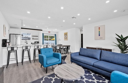 Driftwood House | Modern Home 3Bedrooms with Pool, 18 mins to Ocean