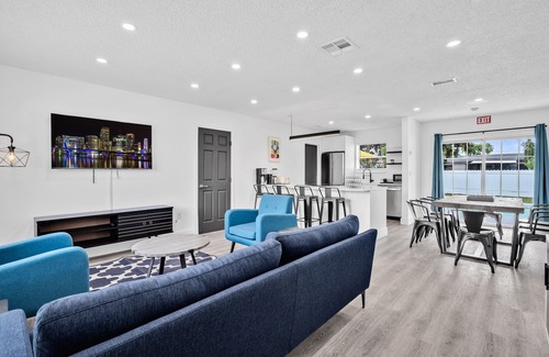 Driftwood House | Modern Home 3Bedrooms with Pool, 18 mins to Ocean