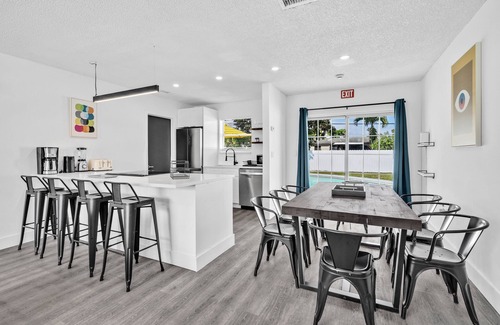 Driftwood House | Modern Home 3Bedrooms with Pool, 18 mins to Ocean