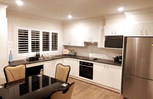 Greenwell Point House | Modern Home 4mins drive to Oyster Farm with Parking