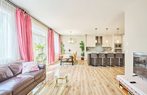 Symons Valley House | Modern Home 7BR | 5BA | 2Kit – Near Airport & Banff