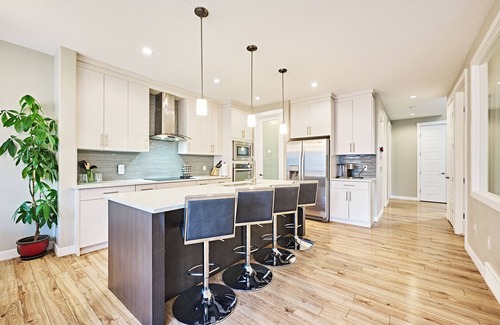 Symons Valley House | Modern Home 7BR | 5BA | 2Kit – Near Airport & Banff