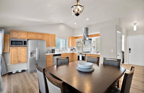 Elk Plain House | Modern Home Close to JBLM and Ammentities, 3/4 acre- Dog friendly